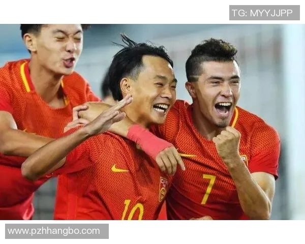 新疆足球明星展现绝技倒钩进球引发全场欢呼